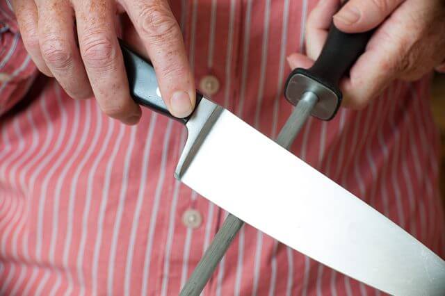 آموزش تیز کردن چاقو در خانه www.howcanu.com