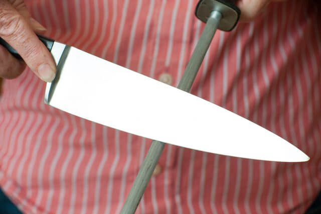 آموزش تیز کردن چاقو در خانه www.howcanu.com