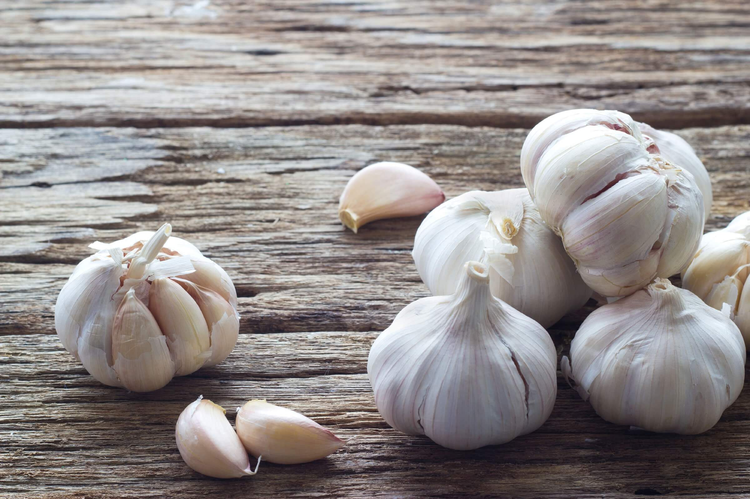 11-dandruff-natural-treatment-garlic